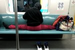 在地鐵座位上劈叉 不文明行為