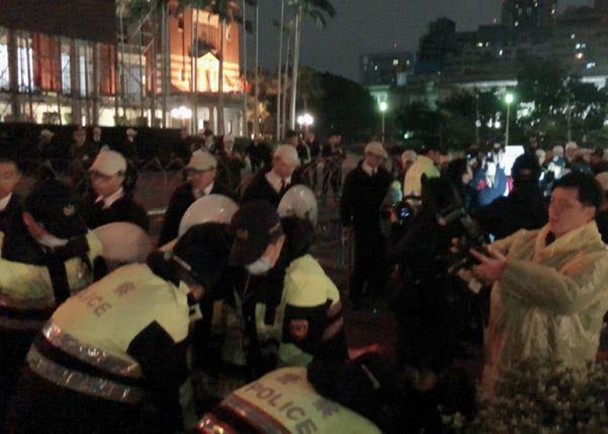 總統府大門遭潑漆