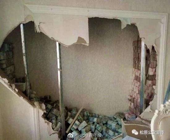 警方通報(bào)現(xiàn)金墻案