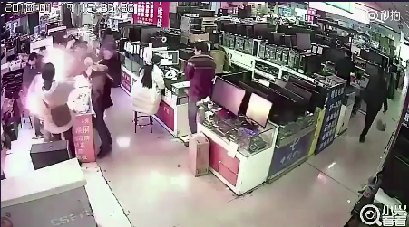 男子牙咬電池爆炸