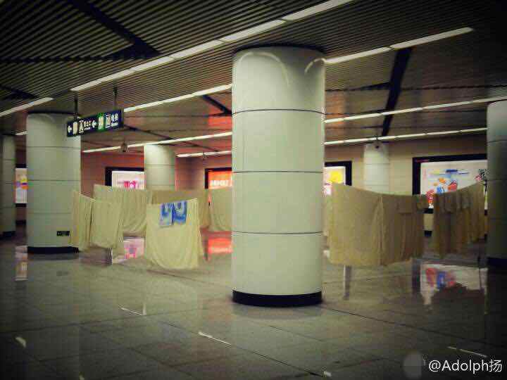 地鐵站內(nèi)拉繩晾被單