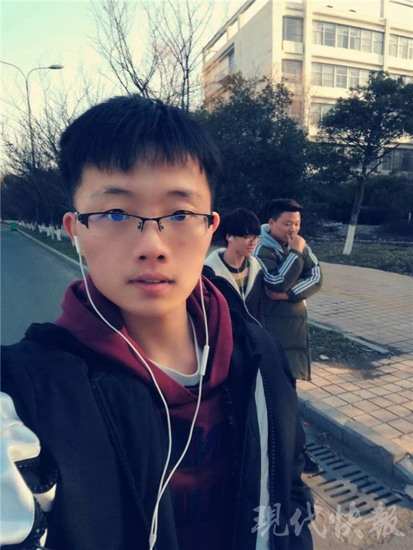 名模附體！工科男把窗簾改成禮服 寢室走秀賽女生