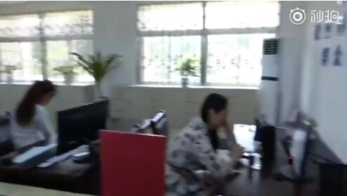 戴耳機聽歌被辭退