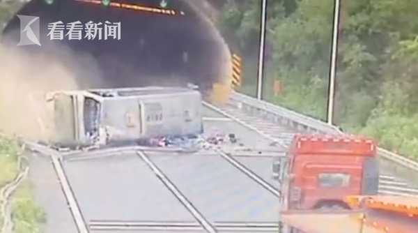 廣東大巴側(cè)翻