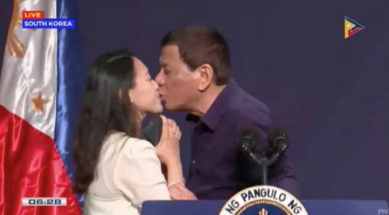 杜特爾特吻女菲僑