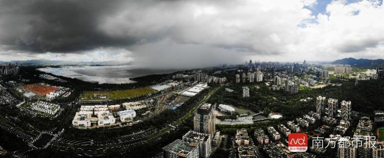 深圳突現(xiàn)巨龍吐水