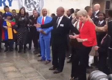 梅姨因尬舞火了 特蕾莎·梅訪問非洲