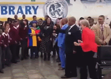 梅姨因尬舞火了 特蕾莎·梅訪問非洲