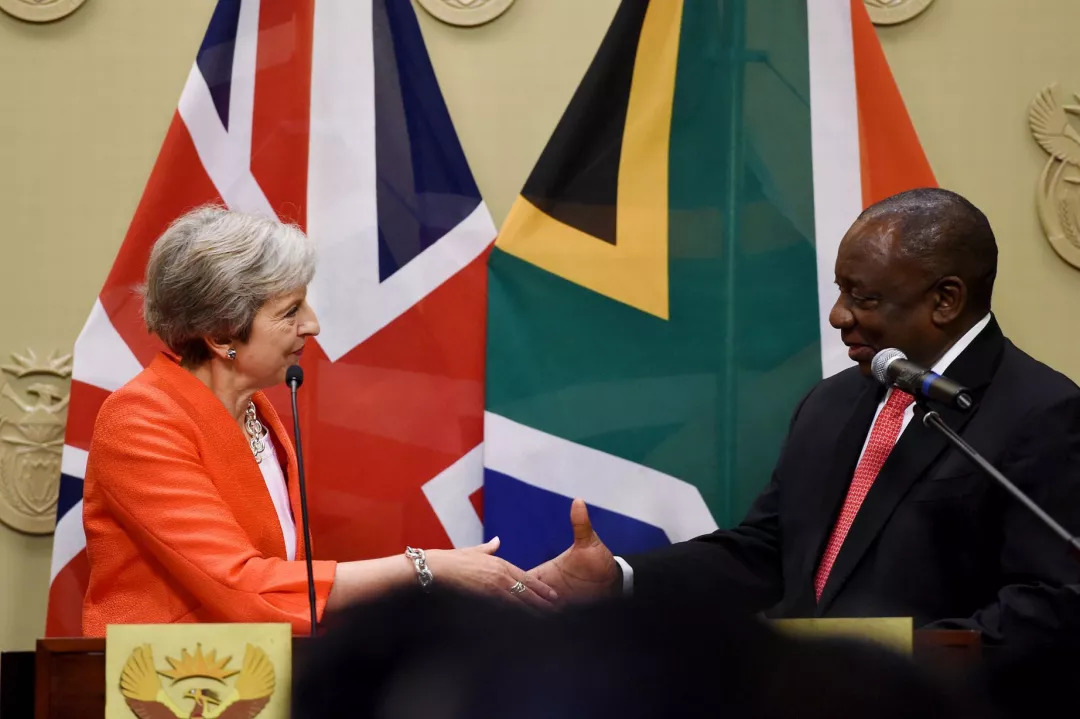 梅姨因尬舞火了 特蕾莎·梅訪問非洲