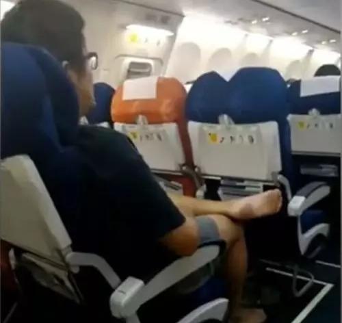 飛機(jī)上遇抖腳男