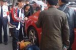 老太碰瓷保時(shí)捷被抬走