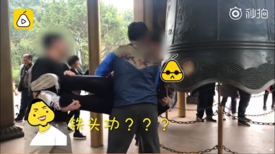 峨眉山游客頭撞鐘