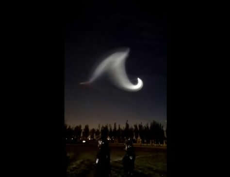 多地目擊之字亮云