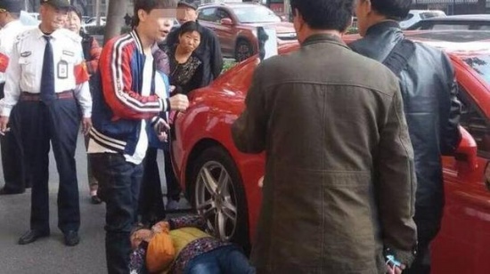老太碰瓷保時捷被抬走
