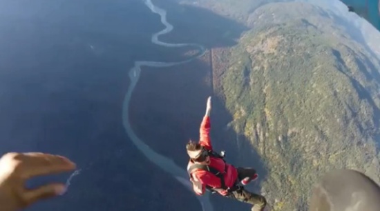 歌手高空拍MV墜亡