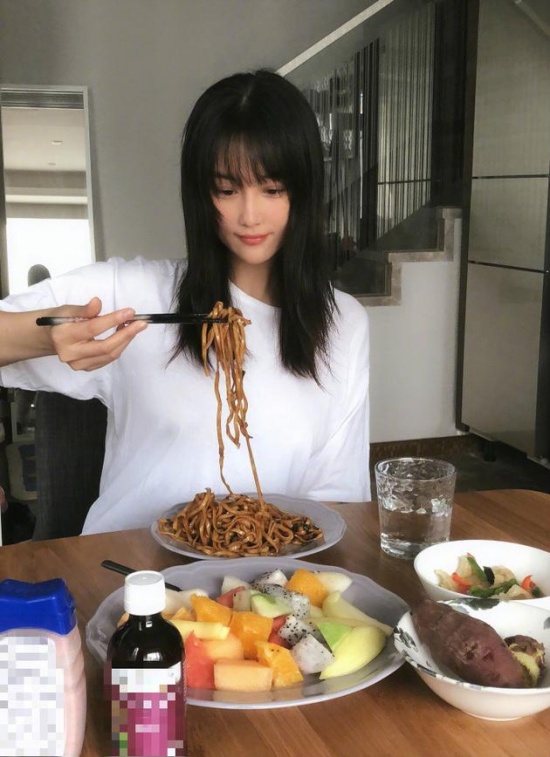 張馨予新發(fā)型