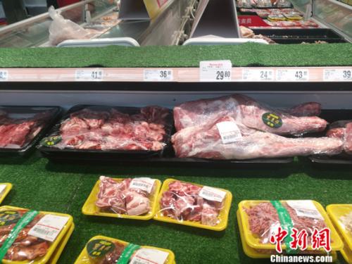 羊肉價格坐上火箭:北京羊肉漲價,12月漲到38元一斤了,北京羊肉還算便宜的,溫州鄉下一些菜市場賣的本地羊肉,去年就賣到60多元一斤了,到農村養殖戶買黑山羊價格更貴,要75元一斤,過年還會漲價。</