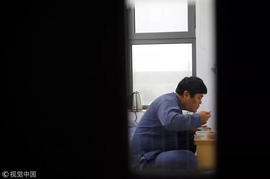 花錢蹲監獄放松