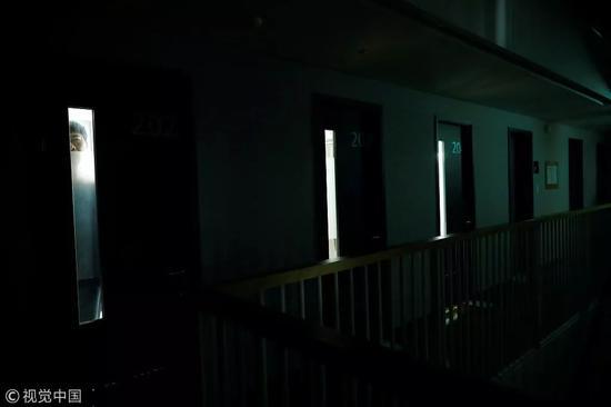 花錢蹲監獄放松