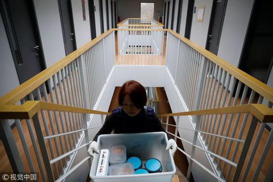 花錢蹲監獄放松