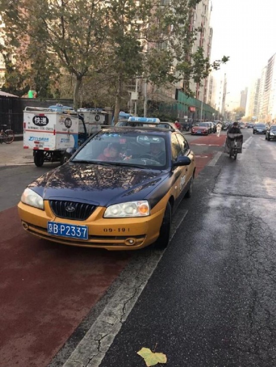 的哥攜病妻出車