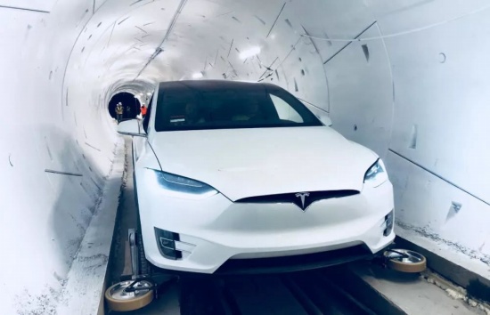 馬斯克隧道通車,自動駕駛車輛亮相