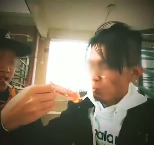 主播用人民幣點(diǎn)煙