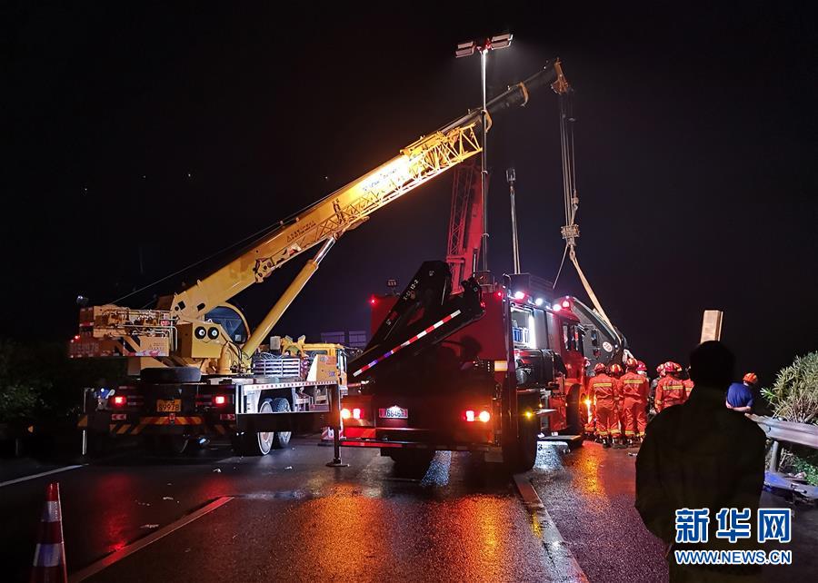 廣東大巴高速側(cè)翻