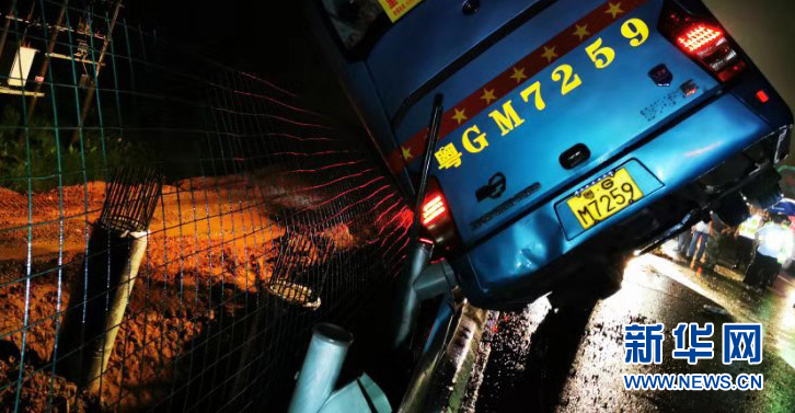 廣東大巴高速側(cè)翻