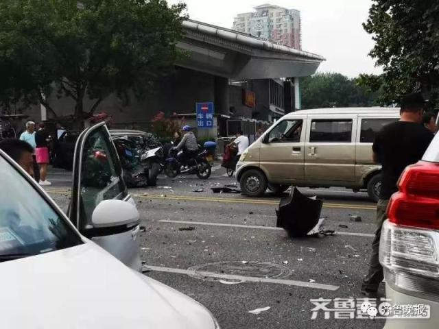 事故現場多輛車受損