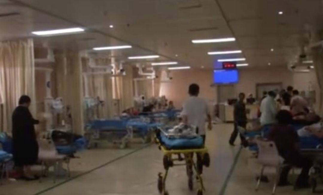 女孩醉酒吞下湯勺