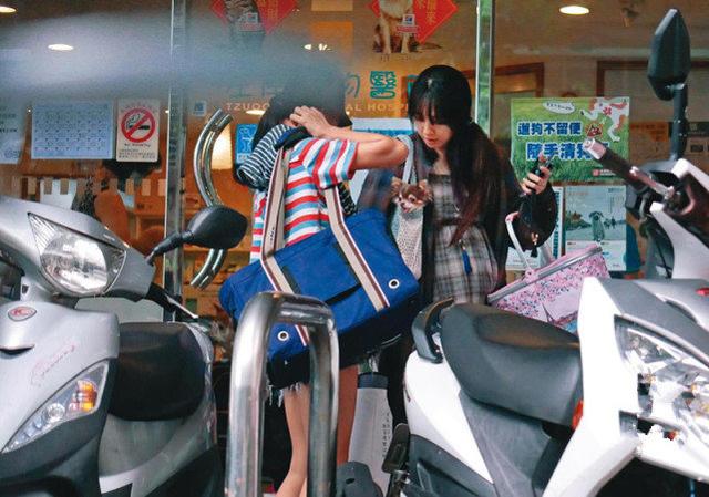 郭碧婷和好友一起上街購物