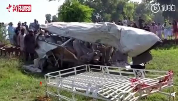 整輛客車被撞變形了