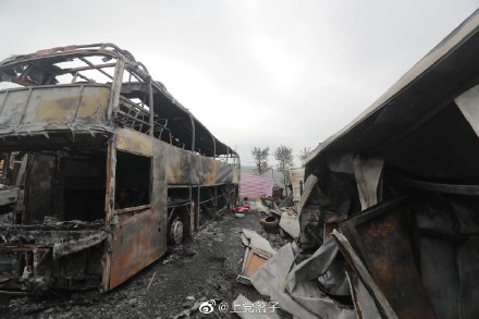 幾輛大客車被燒成空殼