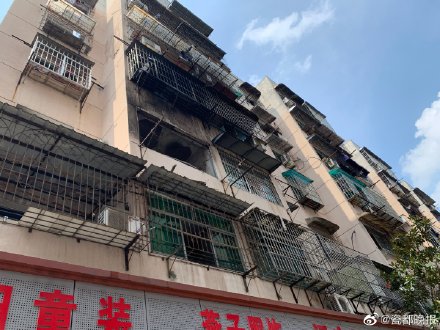 起火的居民樓外