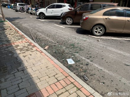 居民樓外的馬路上都是碎玻璃