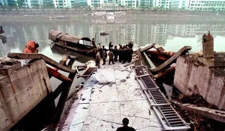 重慶綦江彩虹橋垮塌 過去很久警示還在