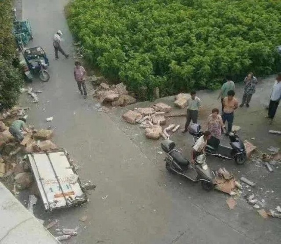 10噸豬肉翻車遭哄搶