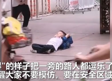 小學(xué)生放學(xué)躺校門口等家長