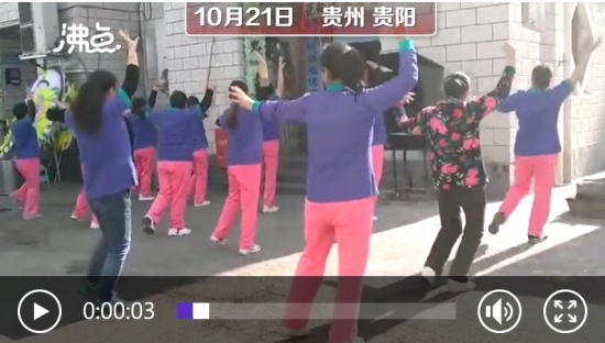 大媽在殯儀館前跳廣場舞送別老人