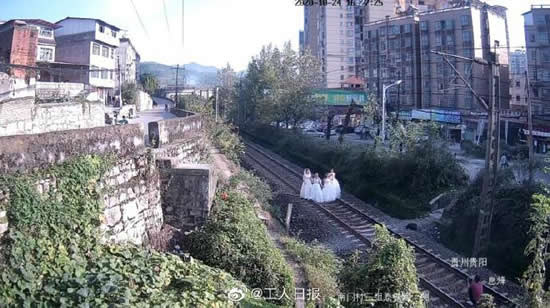 四女子鐵路上拍藝術照被罰款