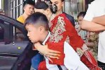 貴陽(yáng)11歲弟弟背姐姐出嫁 走12層樓梯