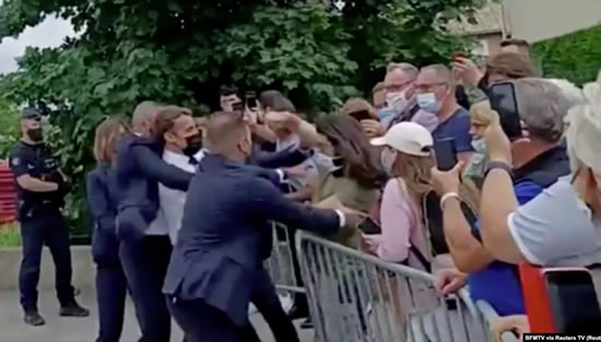 法國總統馬克龍訪問南部地區時被扇耳光