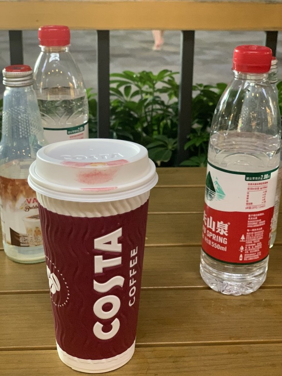 農(nóng)夫山泉股價年內(nèi)暴跌40%