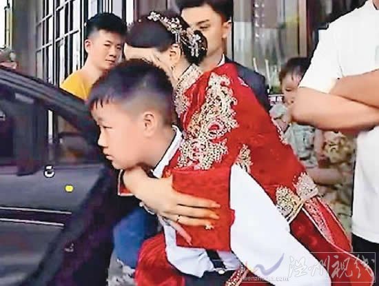 貴陽(yáng)11歲弟弟背姐姐出嫁