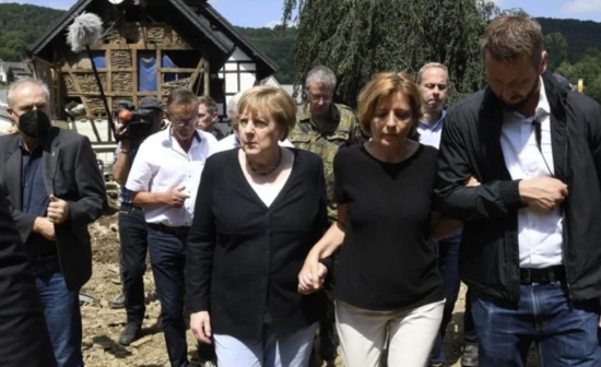 默克爾視察洪水災區