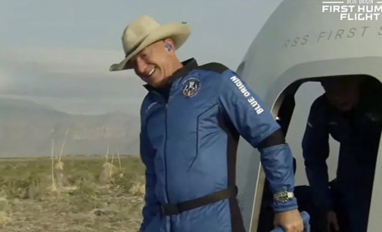 藍色起源的可重復使用的新謝潑德飛船從太空返回后,杰夫·貝佐斯 (Jeff Bezos)