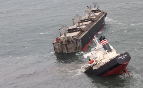 一艘貨船在日本北部擱淺并撞成兩半