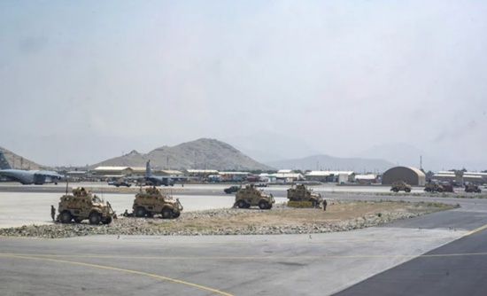 美國戰斗機在喀布爾巡邏確保撤離安全