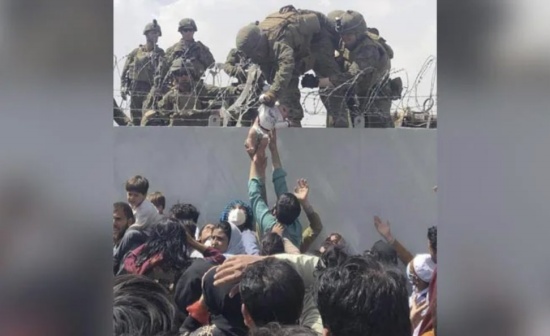 美國海軍陸戰隊在鐵絲網上接嬰兒